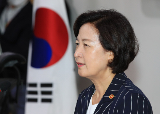 추미애 법무부 장관이 25일 국회 의원회관에서 민주연구원 주최로 열린 초선의원 혁신포럼 '슬기로운 의원생활'에서 강연하고 있다. 연합뉴스